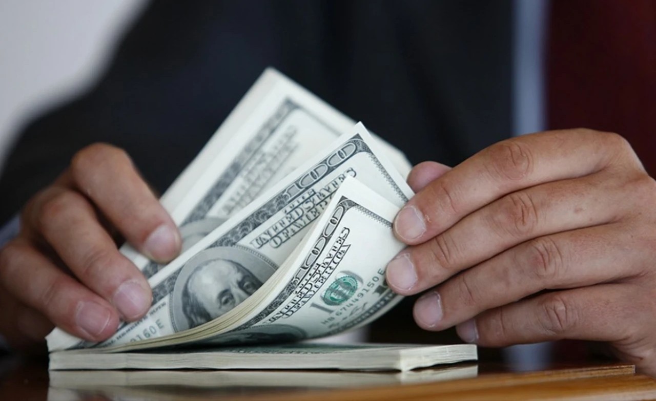 Varlılar dollardan imtina edir - SƏBƏB
